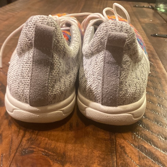 Minnetonka Tennis Shoes - 7 - Picture 5 of 8